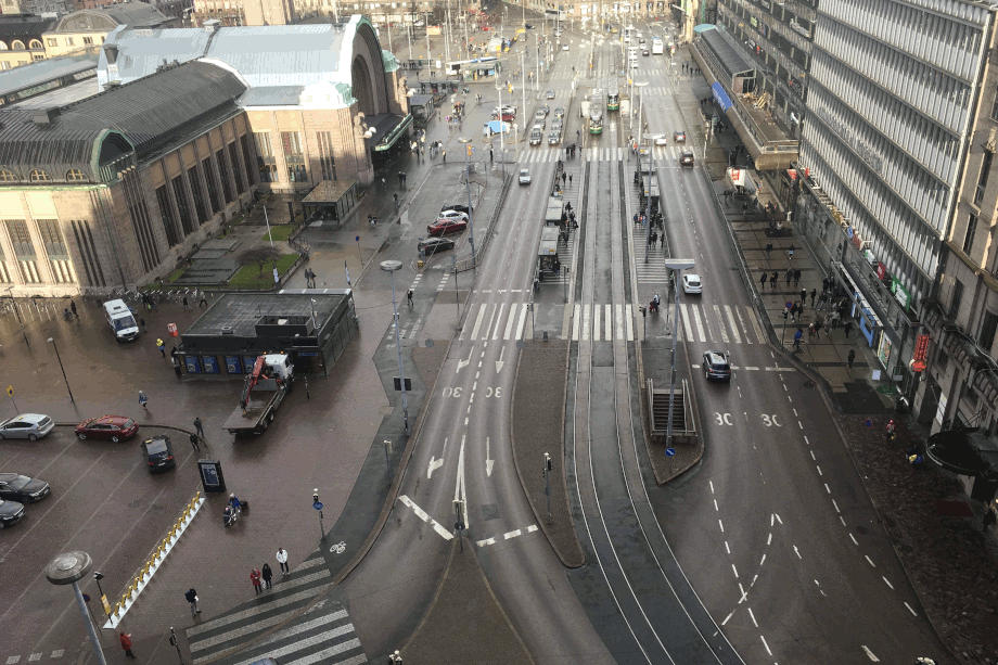 Trafik framför järnvägsstationen.