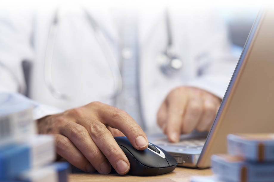 En läkare som använder datorn.