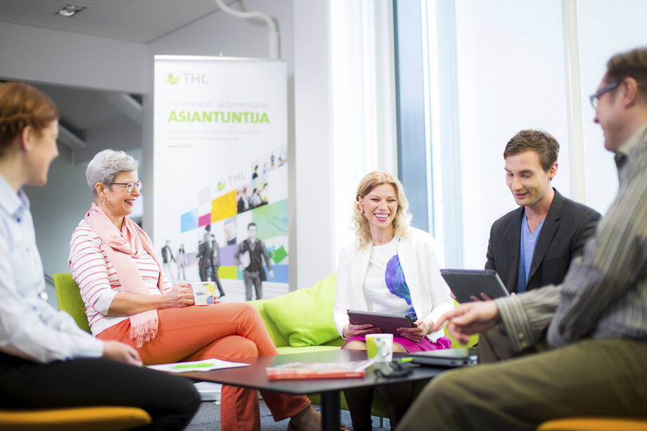 THL:s experter diskuterar tillsammans.