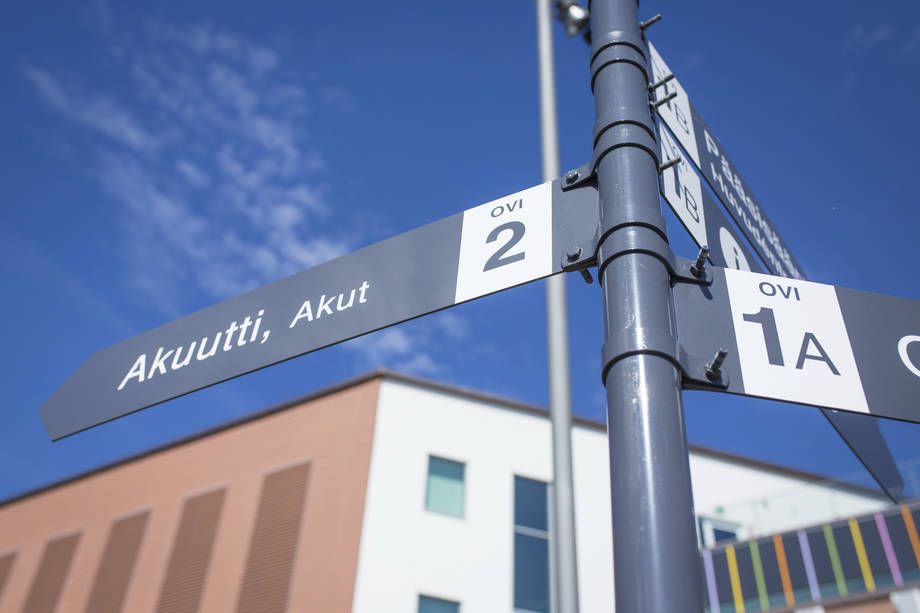 Opastekylttejä sairaalan pihalla. 