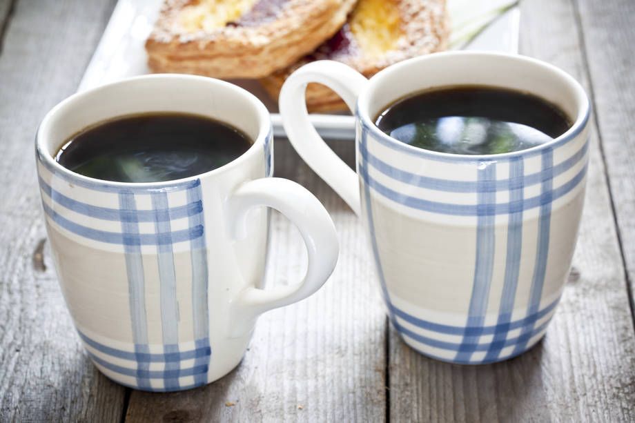 Kaksi kuppia täynnä kahvia.