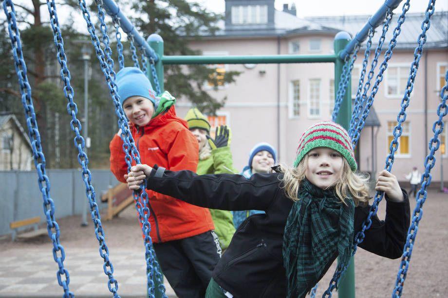 Lapsia kiipeilytelineessä. 