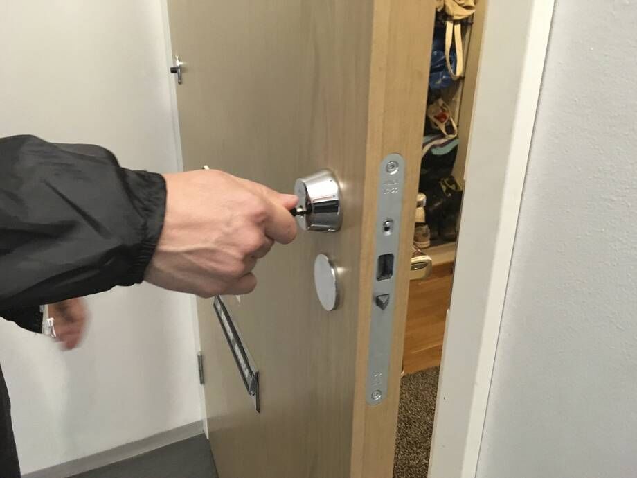 Asunnon ovi avataan avaimella. 