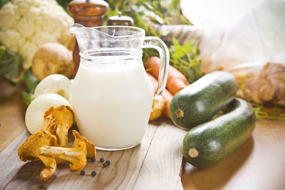 Elintarvikkeita pöydällä