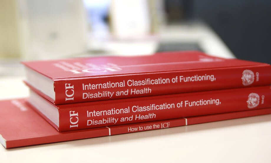 Kolme ICF-kirjaa pinossa.