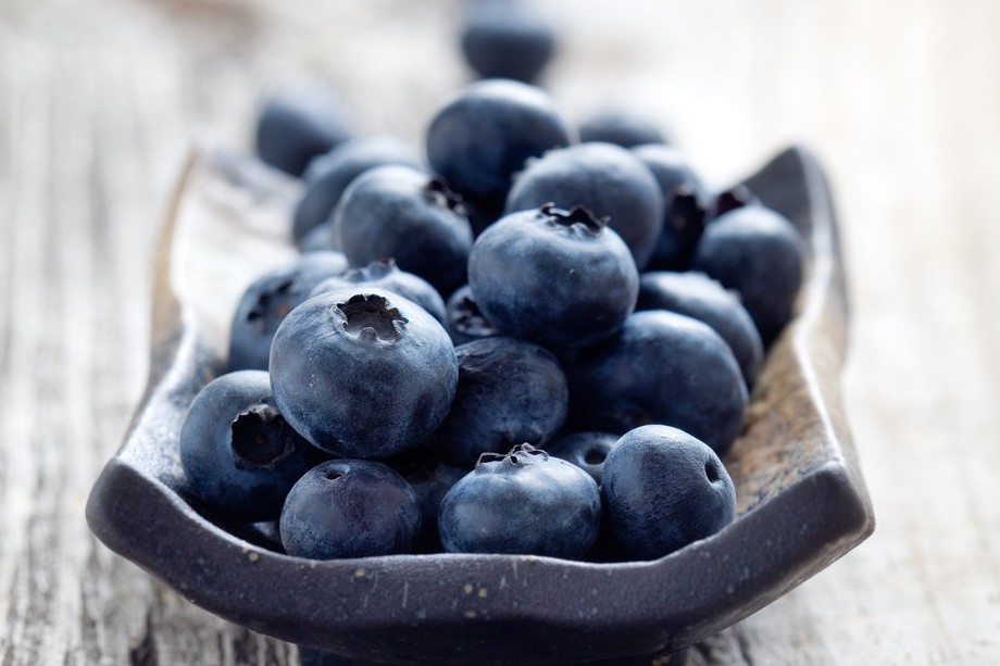 Lautasellinen mustikoita.