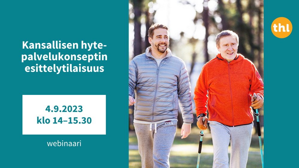 Kaksi ihmistä kävelee luonnossa kohti. 