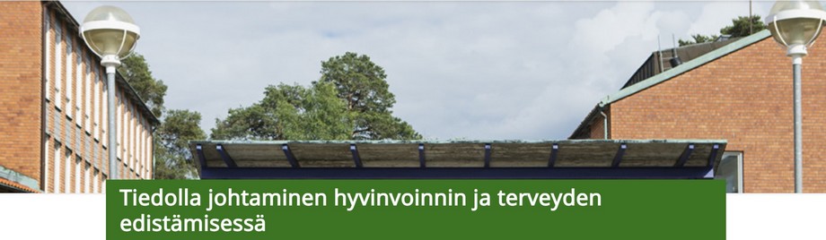 Pilvetön taivas ja koulun sisäänkäynti.
