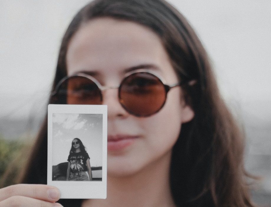 Nuori näyttää valokuvaa itsestään.