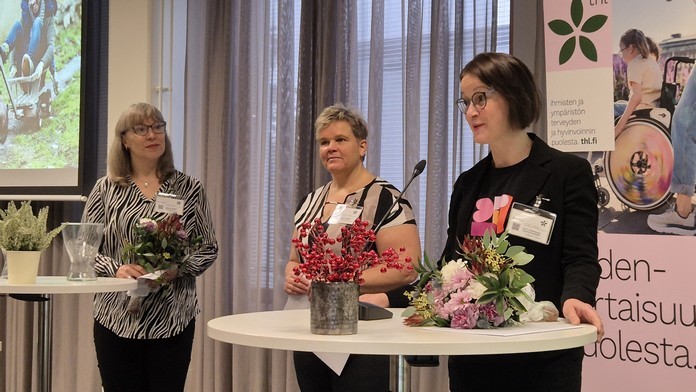 Kunniamaininnan vastaanottivat ja Siuntion Hyvinvointipäällikkö Paula Kivekäs (vasemmalta),  Hyvinvointikoordinaattori Maija Sivonen ja Kuopion Kansalaistoiminnan palveluiden päällikkö Kati Vähäsarja.