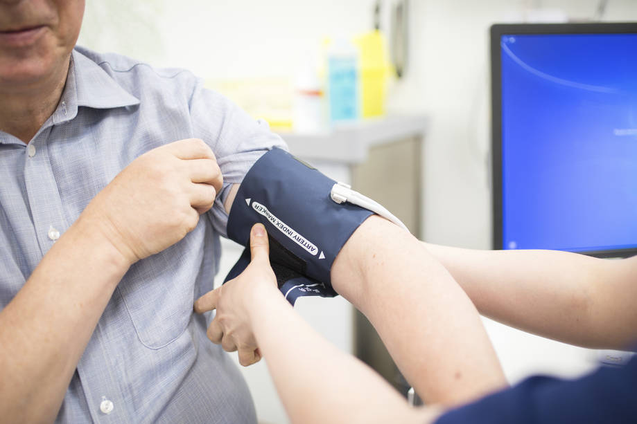 Verenpaineen mittaus.