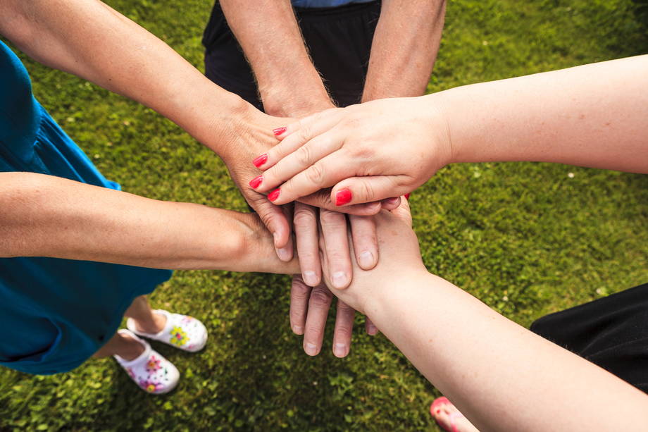 Kädet päällekkäin.