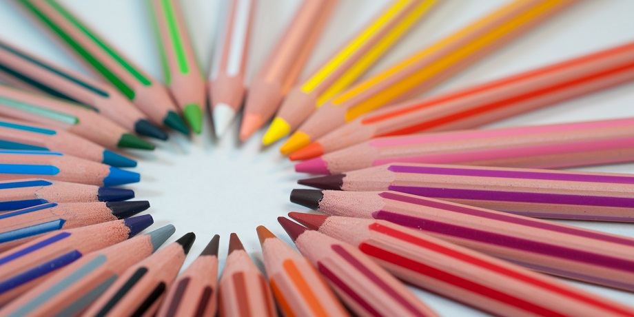 Erivärisiä kyniä ympyrässä