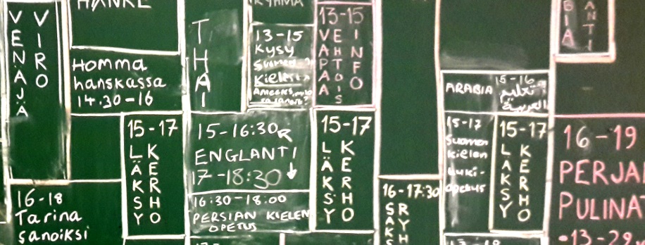 Viikkoaikataulu liitutaululla.