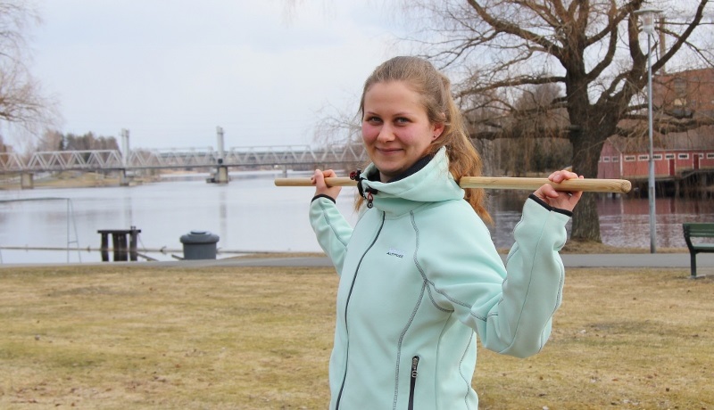 Kuvassa hankekoordinaattori Mira Kostamo puistossa joen rannalla