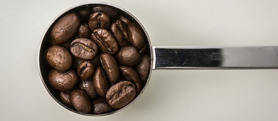 Kahvinpapuja kahvimitassa.