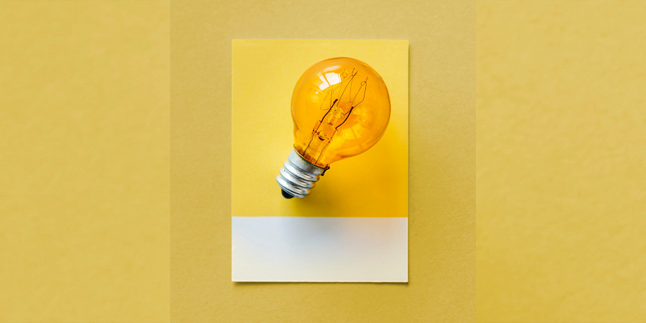 Kuvituskuvassa kortti, jossa hehkulamppu.