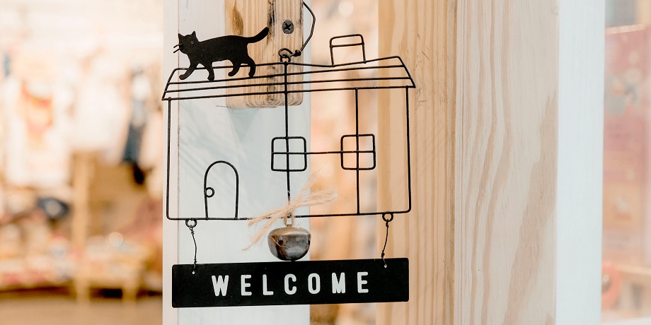 Welcome-kyltti ovella.