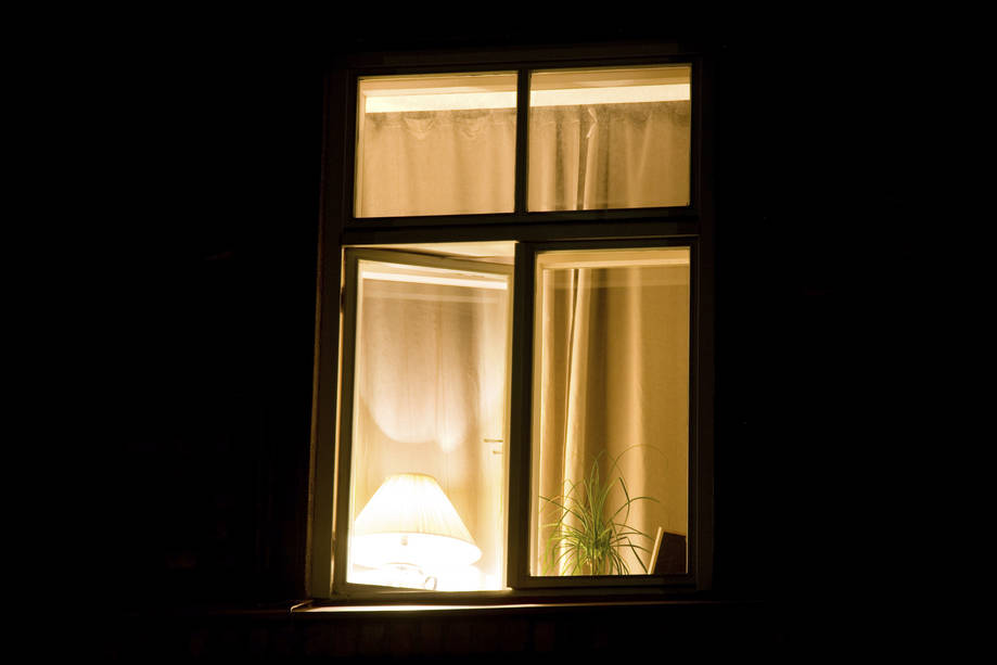 Valoa kerrostalon ikkunassa.