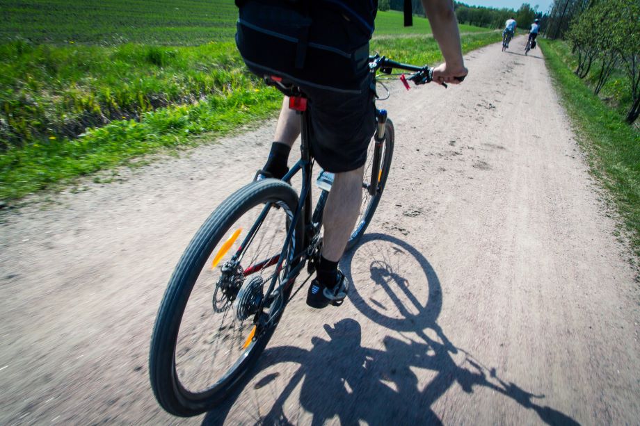 Mies pyöräilee.
