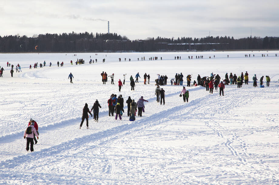 Ihmiset luistelevat jäällä.