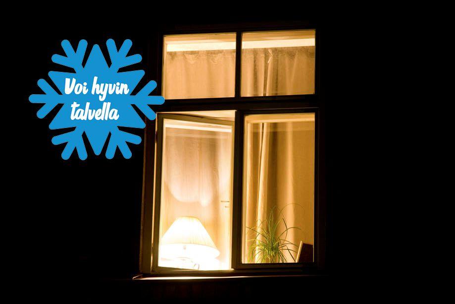 Valaistu ikkuna pimeässä