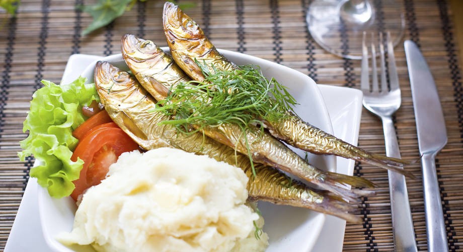 salaattia, silakoita ja muusia lautasella.