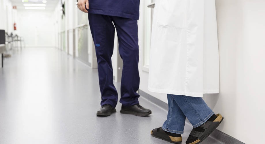 lääkäri ja hoitaja. 