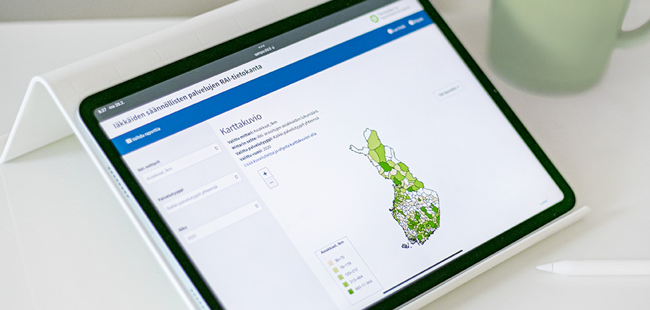 Iäkkäiden säännöllisten palvelujen RAI-tietokannan karttanäkymä Suomen kartasta tablet-tietokoneen näytöllä.