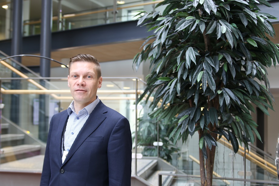 Kuvassa Jussi Korkeamäki, Vankiterveydenhuollon johtaja