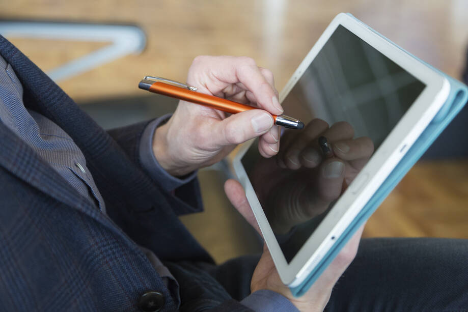 Iäkäs ihminen käyttää tablettia.