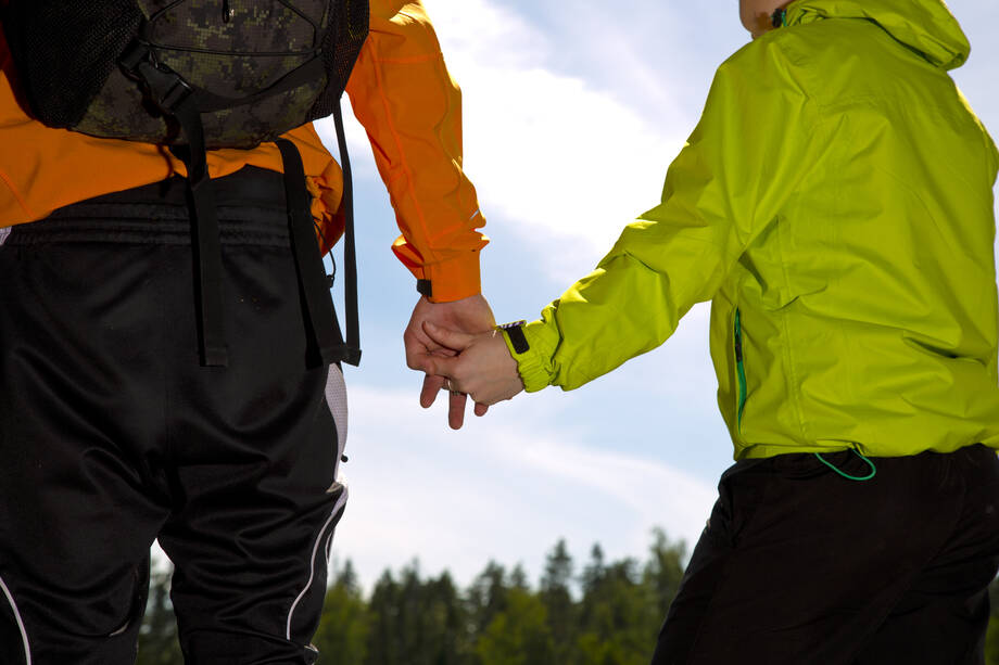 Pariskunta käsikädessä