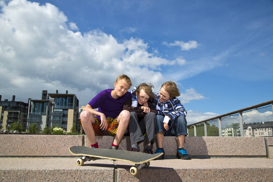 Kolme poikaa ja skeittilauta. 