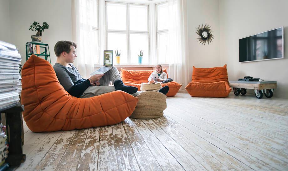 Pariskunta eri sohvilla