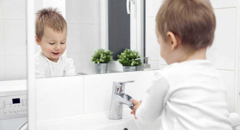 poika pesee käsiään.