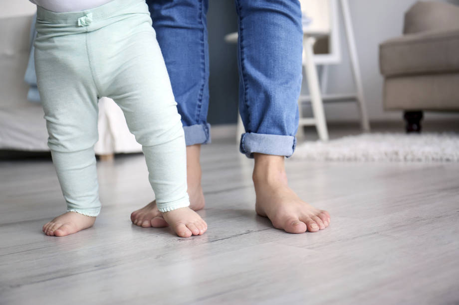 Taapero ja vanhempi kotona.