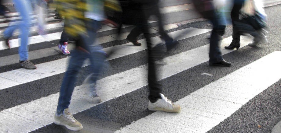 Jalankulkijat ylittävät suojatietä, epätarkka valokuva