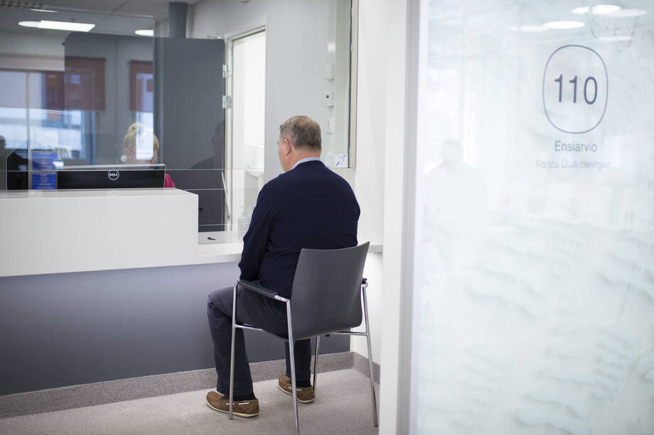 Henkilö palvelutiskillä