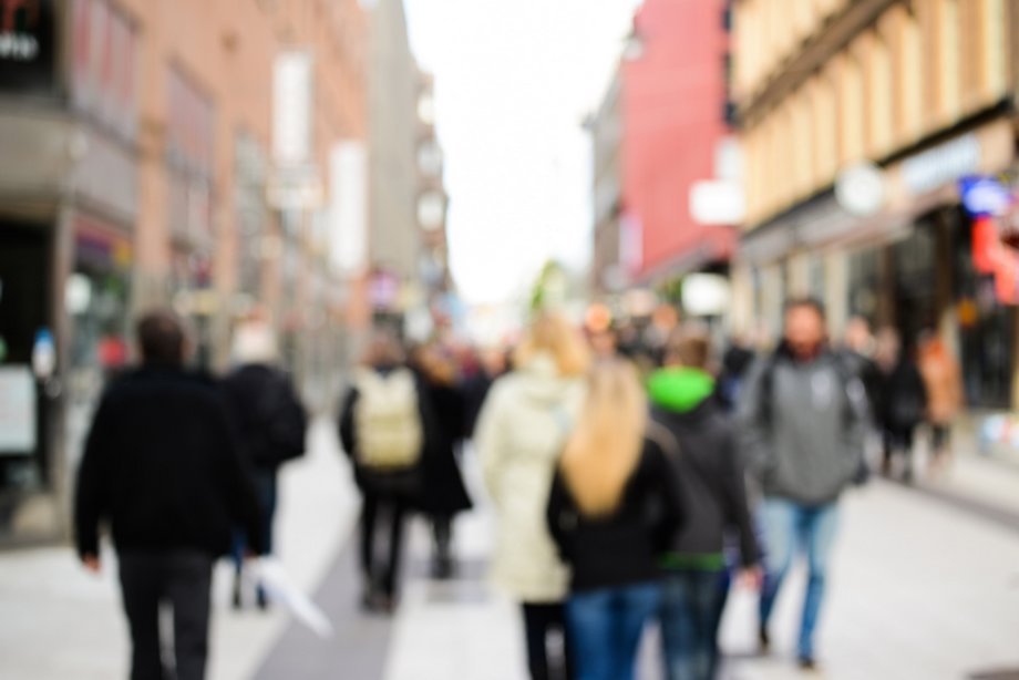 Ihmisiä kaupungilla