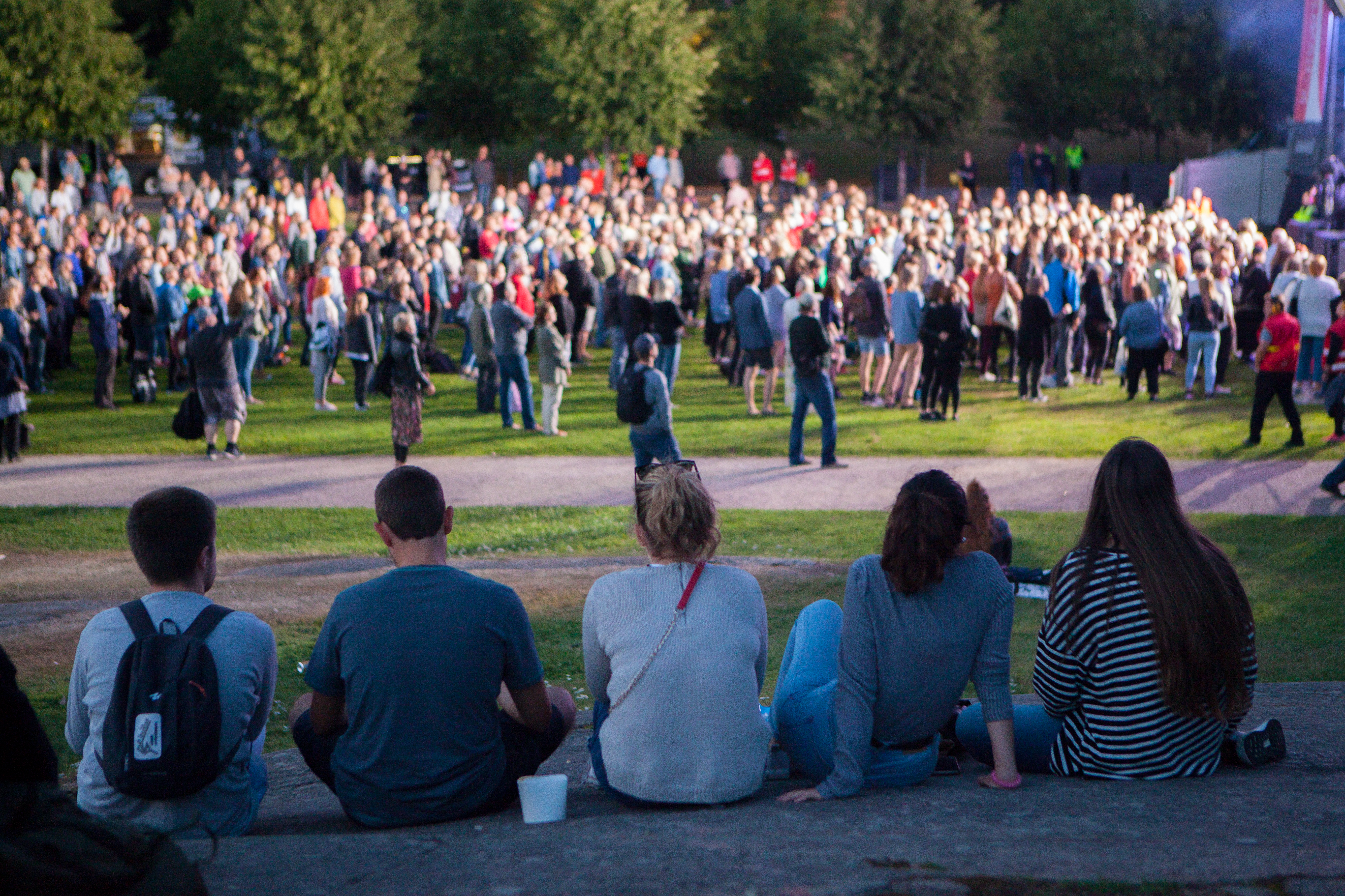 Ihmisiä kesätapahtumassa.