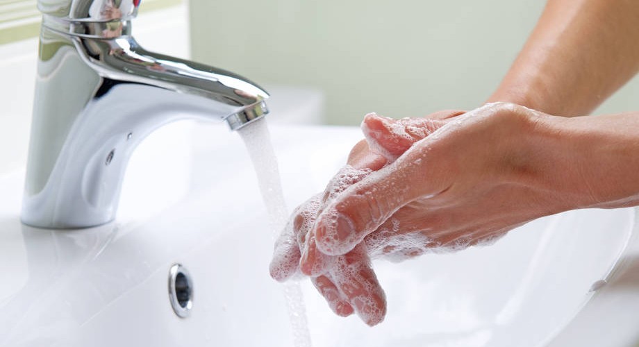 Ihminen pesee käsiään.