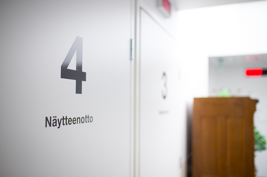 Näytteenottohuoneen ovi. 