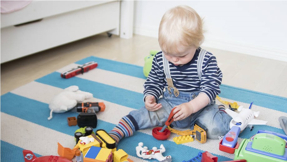 pieni lapsi leikkii leluilla.