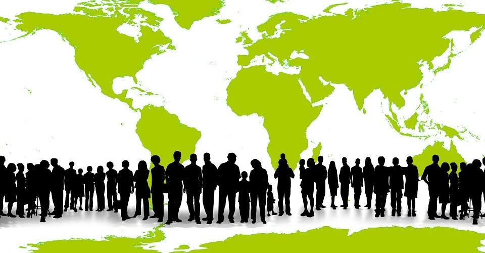 vihreä kartta ja ihmisiä.