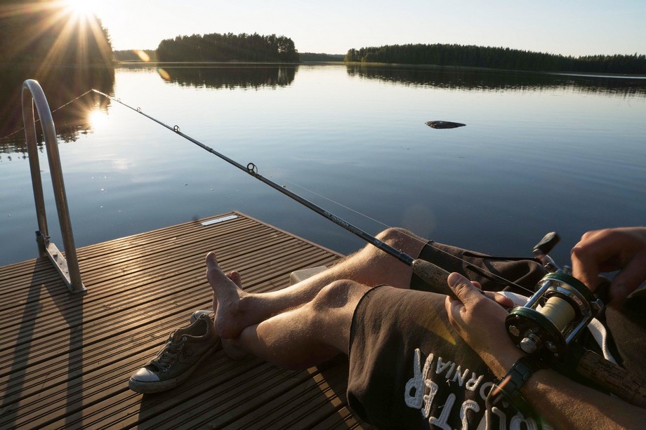 Kalastaja järven äärellä.