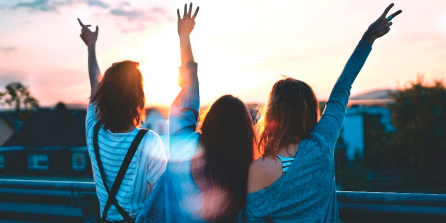 Nuoret katsovat auringonlaskua