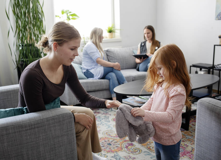 Lapset leikkivät turvakodissa