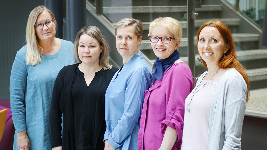 Viisi hanketta toteuttavaa THL:n RAI-asiantuntijaa, joiden yhteystiedot löytyvät sivun alaosasta.