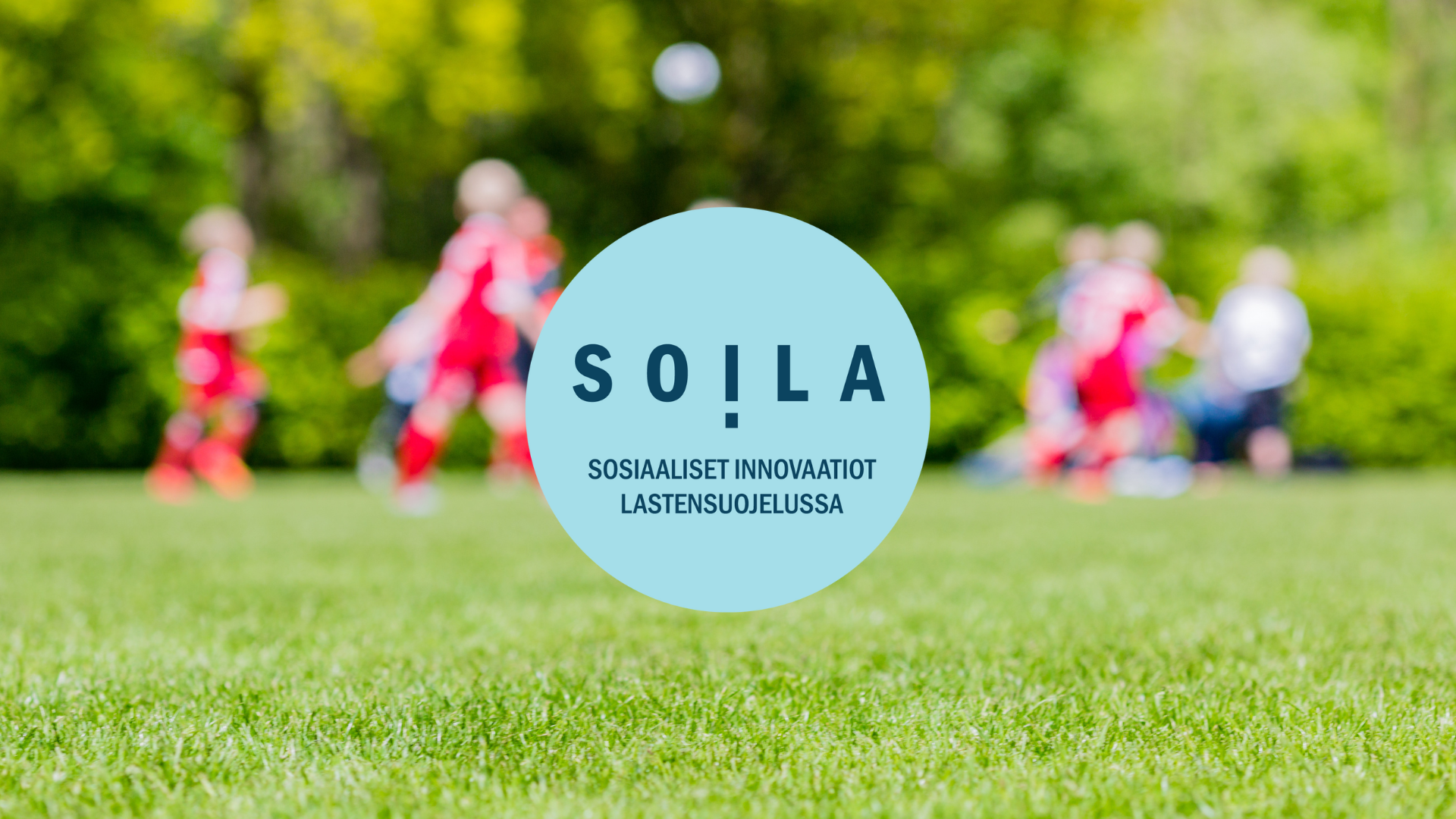 Lapsia pelaamassa jalkapalloa. SOILA-koordinaatiohankkeen tunniste.
