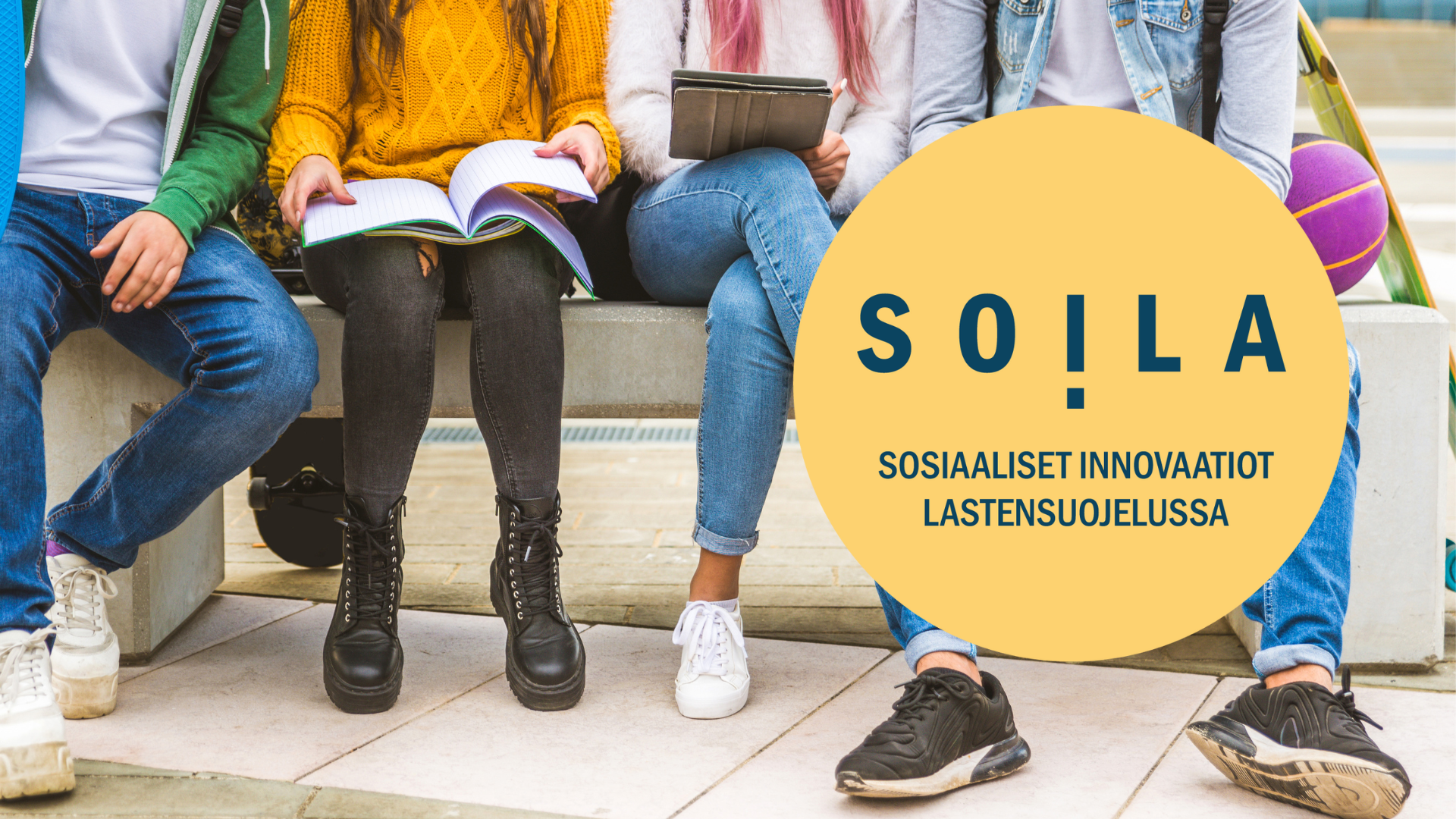 Nuoret istuvat penkillä, SOILA-hankkeen tunniste.